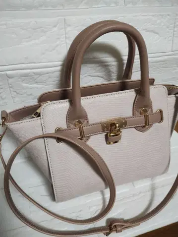 베이지 악어 엠보싱 숄더백