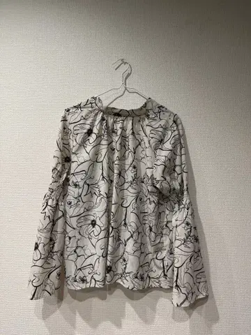 HARE 플레어 슬리브 블라우스