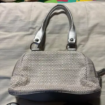 꼬임 디자인 실버 핸드백
