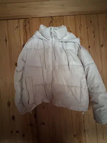 화이트 후드 부착 다운 자켓