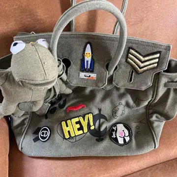 카키색 자수 토트백 봉제 인형 포함