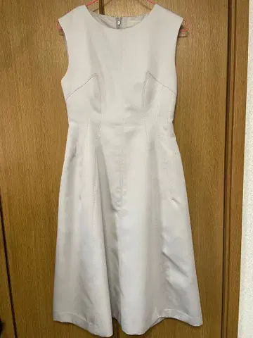 베이지 슬리브리스 무릎 기장 원피스