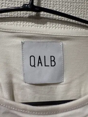 QALB 화이트 T셔츠 아랍어 자수