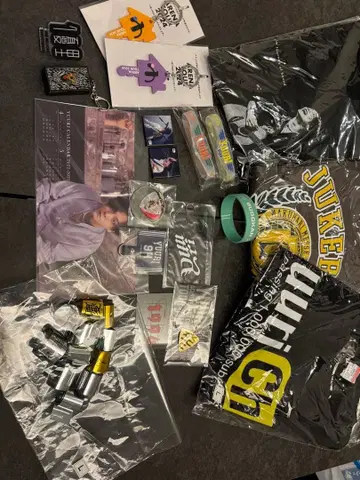 유리 티셔츠와 팬 굿즈 세트