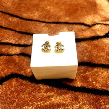 실버 로고 디자인 스터드 귀걸이