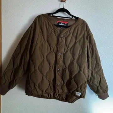 올리브색 퀼팅 다운 자켓