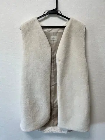 아이보리 인조 모피 베스트