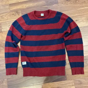 빨간색과 네이비 스트라이프 니트 스웨터