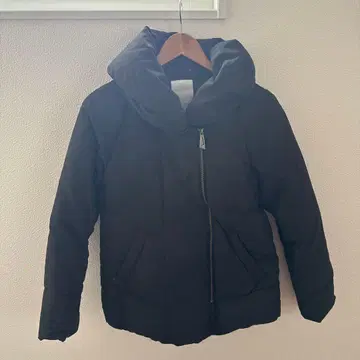 블랙 후드 부착 다운 자켓