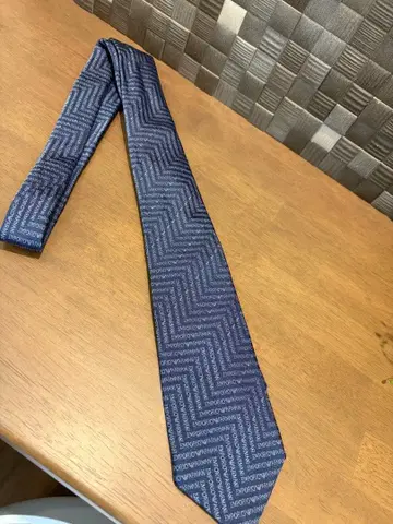 엠포리오 아르마니 네이비 넥타이