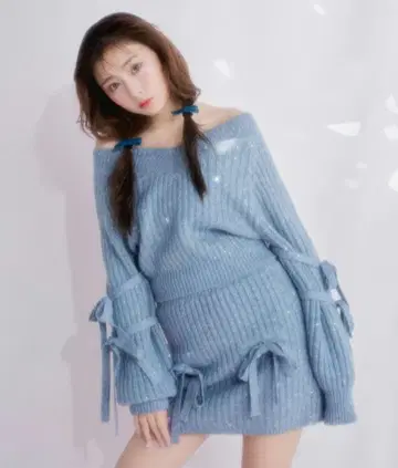 리본 포함 오프숄더 라이트 블루 니트 REDYAZEL