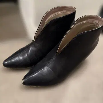 블랙 가죽 부티 중간 힐