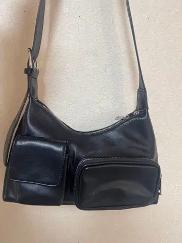 블랙 포켓 부착 숄더백