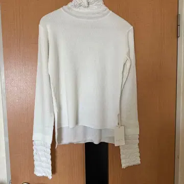 아카네 팜므 화이트 리브 스웨터