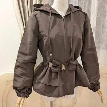 토와레 집업 후드 자켓 페플럼 허리 리본 브라운