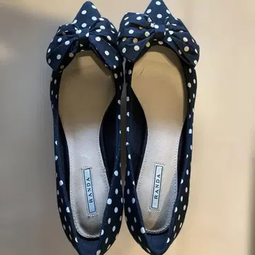 RANDA 25.0 화이트 도트 플랫슈즈