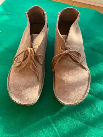 Clarks Originals 베이지 스웨이드 부츠