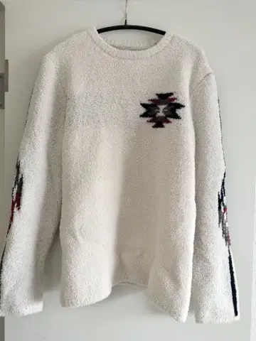 화이트 패턴 폴리에스테르 스웨터