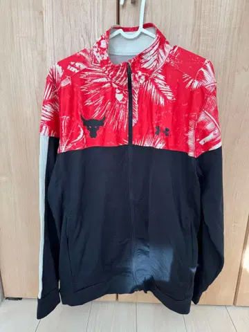 언더아머 더 락 프로젝트 락 상의