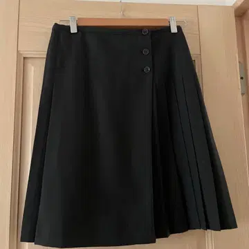 투모로우랜드 맥피 무릎 기장 플리츠 스커트 그레이