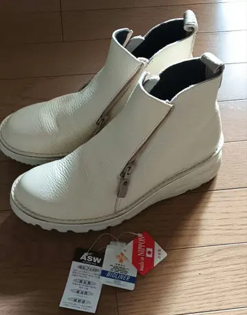 JS 하트 라벨 가죽 부츠 새상품 24.5