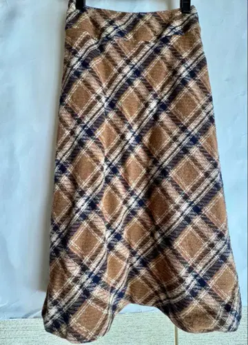 체크 무늬 종아리 기장 스커트