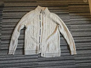 크림색 케이블 니트 스웨터