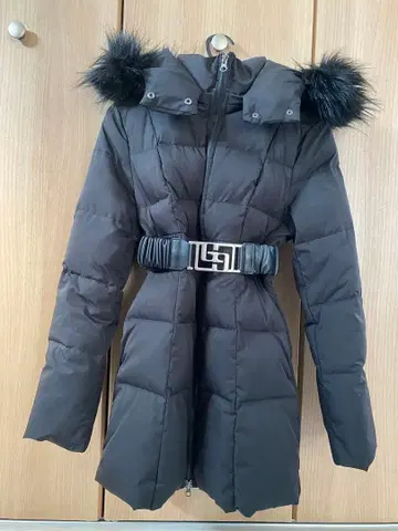 GYDA 벨트 포함 블랙 다운 자켓