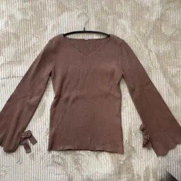 미라 오웬의 리브 니트탑