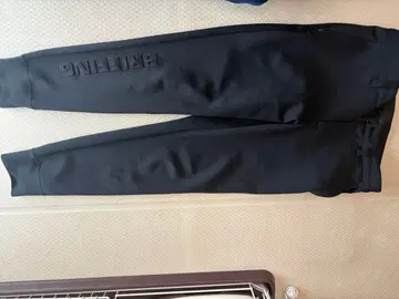 블랙 로고 팬츠