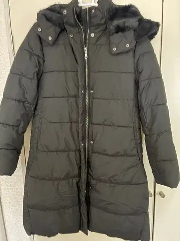 블랙 후드 부착 다운 자켓