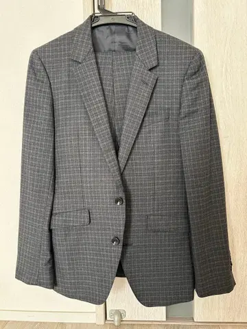 그레이 계열 체크 무늬 비즈니스 정장 2버튼