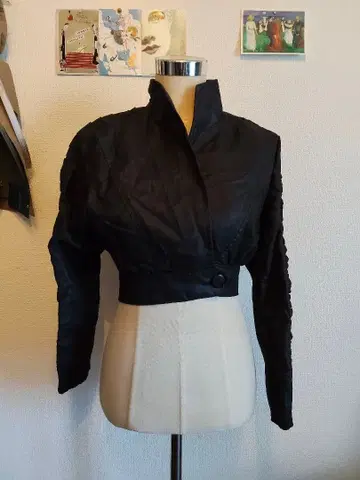 블랙 크롭 자켓 프릴 소매