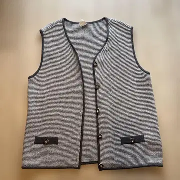 그레이와 화이트의 스트라이프 니트 베스트