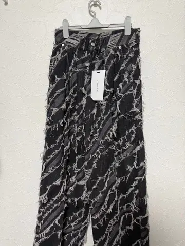 프린지 가공 블랙 앤 화이트 스트라이프 와이드 팬츠