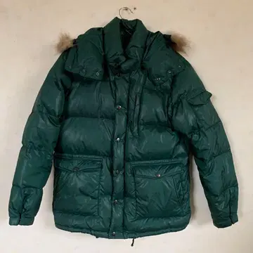 다크 그린 후드 부착 다운 자켓