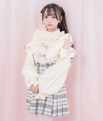 Honey Cinnamon 포인트 리본 어깨 트임 몰 니트