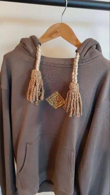 ADISH 브라운 후드 부착 맨투맨