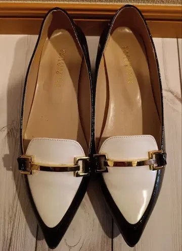 에나멜 블랙 화이트 스틸레토 플랫슈즈