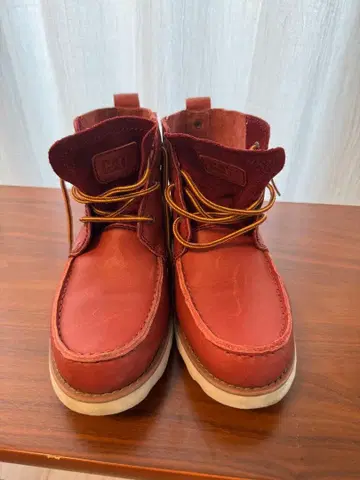 CAT 빨간색 가죽 워크 부츠