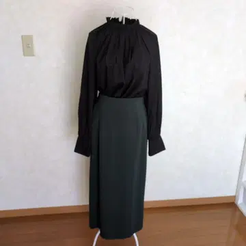 블랙 하이넥 블라우스와 그린 타이트 스커트 얇은 브라운 스웨터 세트