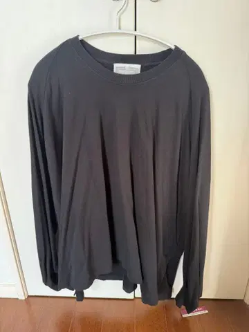 BEARDSLEY 블랙 긴팔 티셔츠