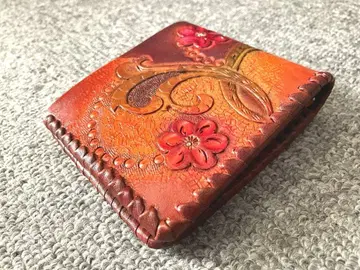 [ 미사용 새상품 ] 꽃무늬 엠보싱 가공 이단 접이식 가죽 지갑