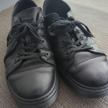 블랙 레이스업 스니커즈