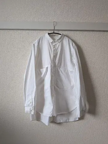 QUILP 화이트 셔츠 전면 포켓 부착