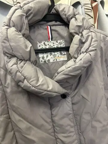 코트 가벼운 그레이 퀼팅 후드 부착 프리