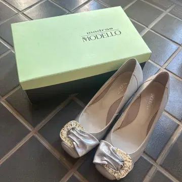 [ 새상품 ] MADRAS MODELLO 실버 장식 펌프스
