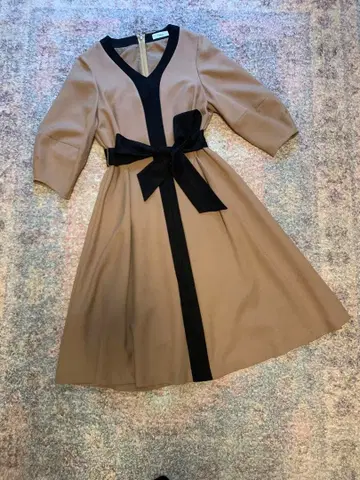 [ TONAL ] 베이지 x 블랙 리본 포함 A라인 원피스