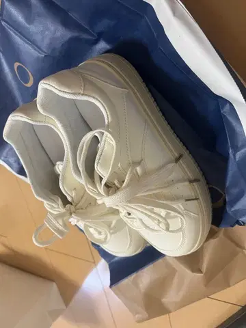 화이트 스니커즈