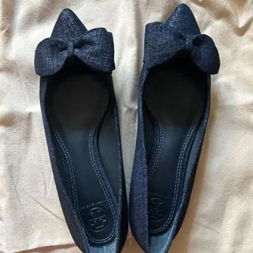 리본 포함 다크 블루 플랫슈즈
